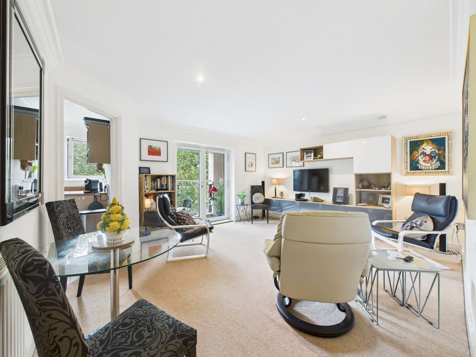 2 bed apartment for sale in Kings Gate, Horsham - Property Image 2