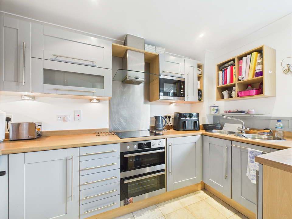 2 bed apartment for sale in Kings Gate, Horsham - Property Image 3
