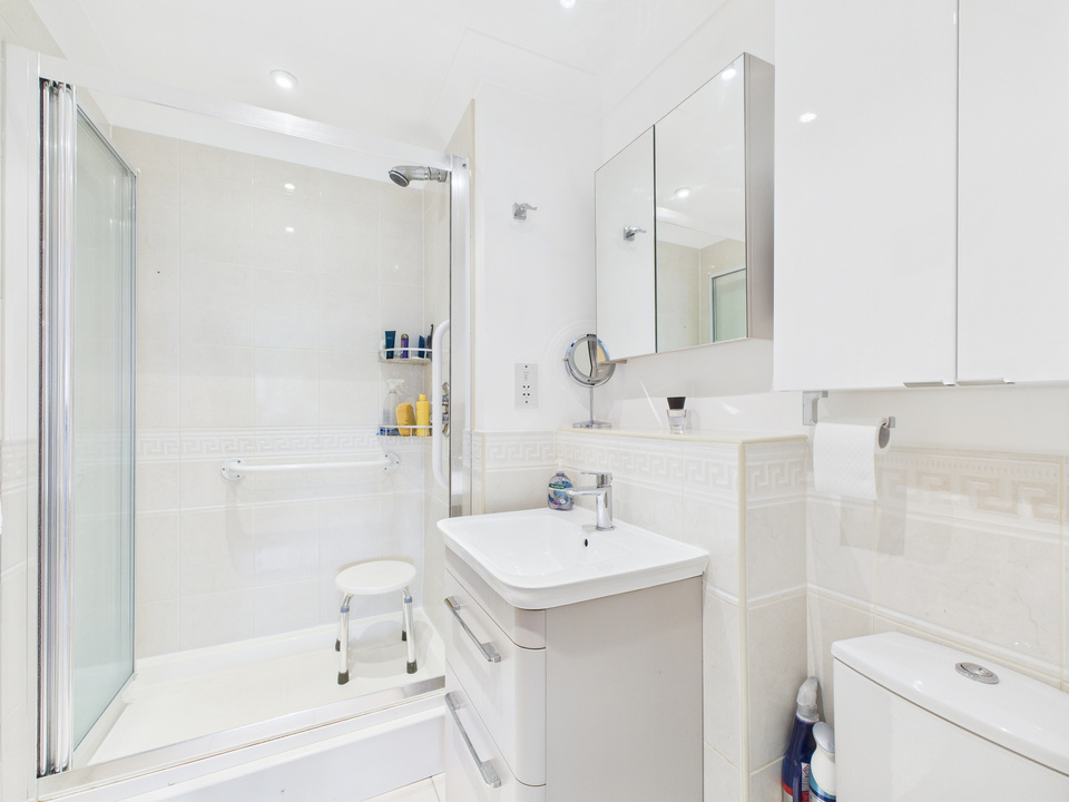 2 bed apartment for sale in Kings Gate, Horsham - Property Image 5