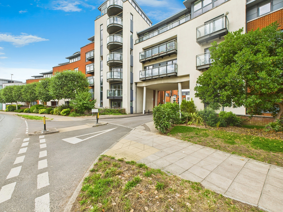 2 bed apartment for sale in Kings Gate, Horsham - Property Image 11