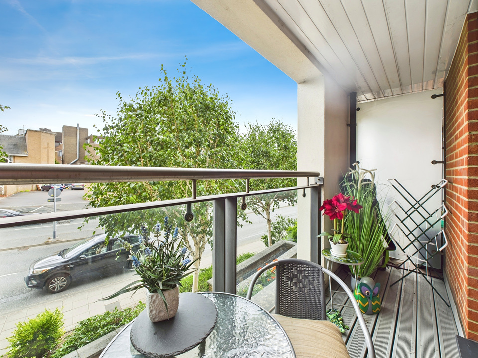 2 bed apartment for sale in Kings Gate, Horsham - Property Image 16