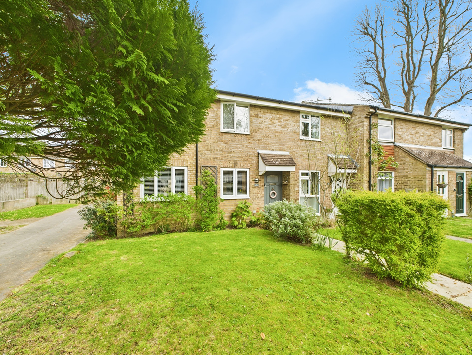 3 bed end of terrace house for sale in Somergate, Horsham