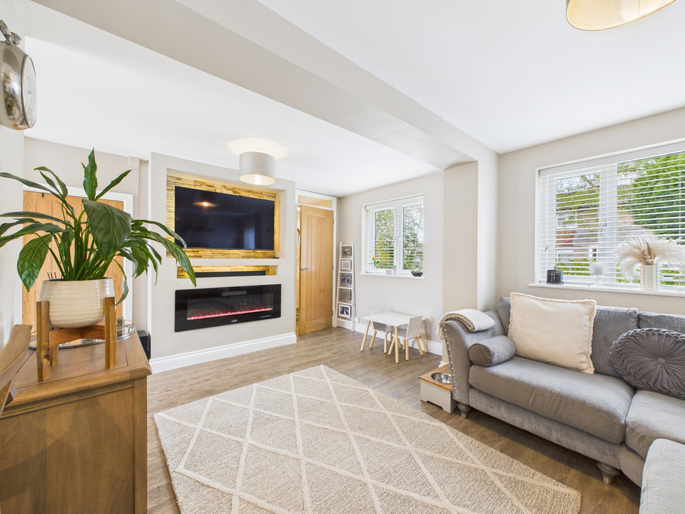 3 bed end of terrace house for sale in Somergate, Horsham  - Property Image 2