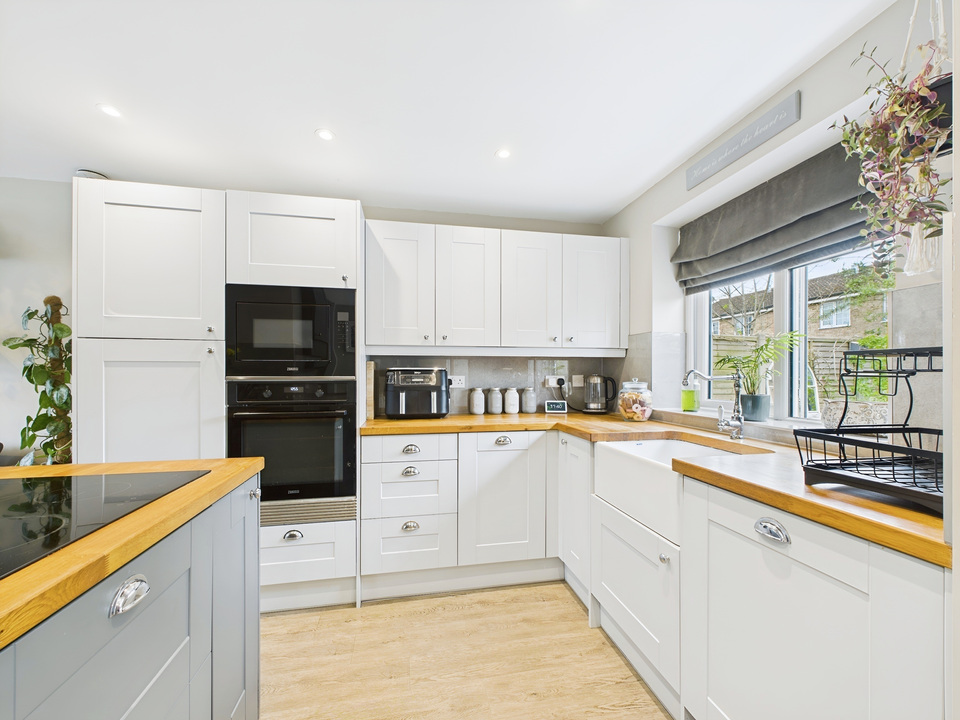 3 bed end of terrace house for sale in Somergate, Horsham  - Property Image 3