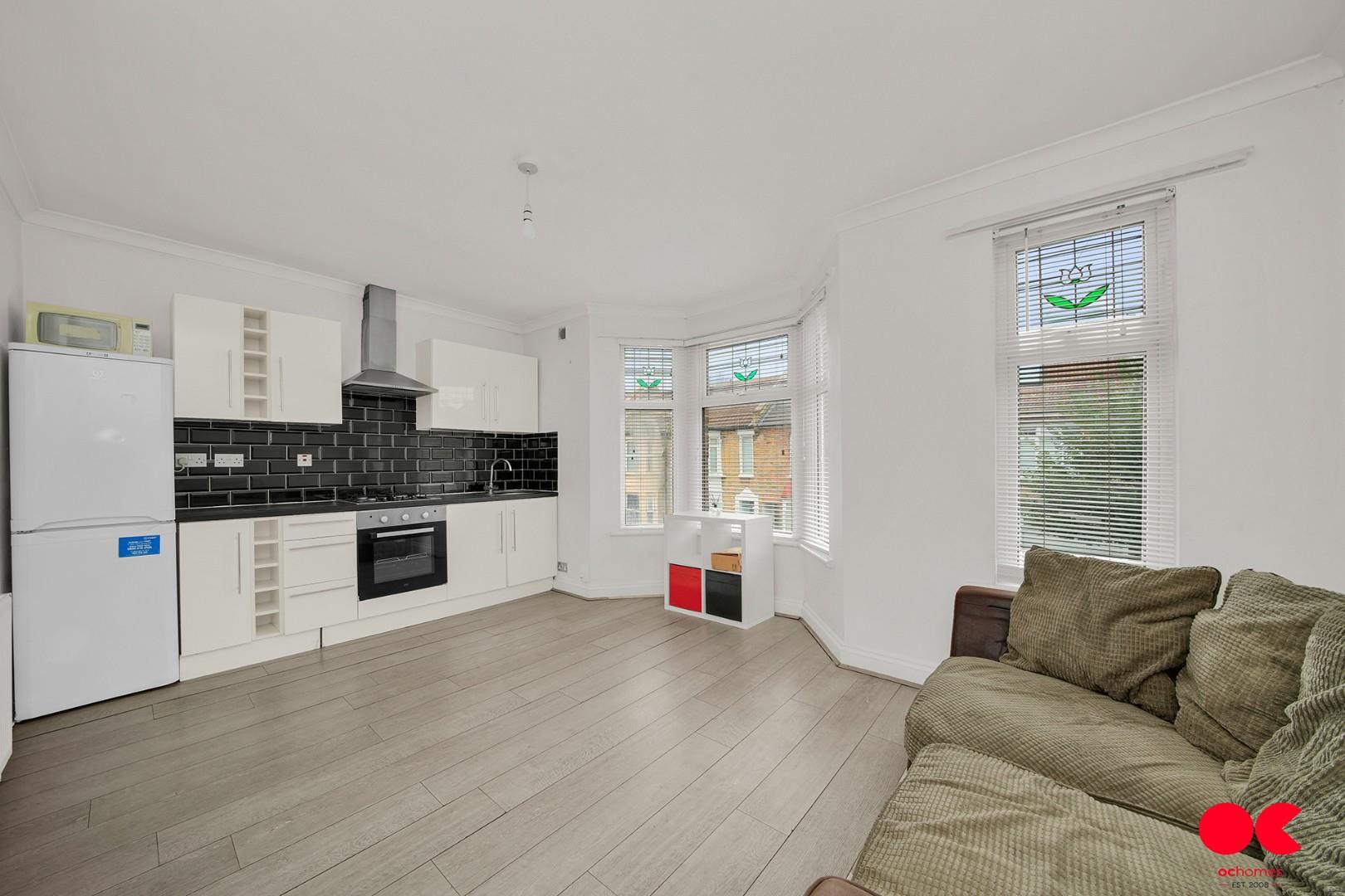 3 bed flat to rent in Ashville Road, London, E11