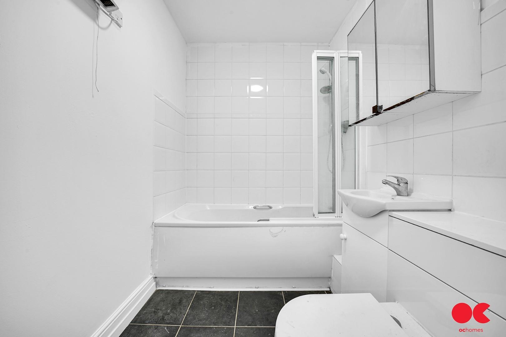 2 bed flat to rent in Eastern Avenue, Gants Hill  - Property Image 12