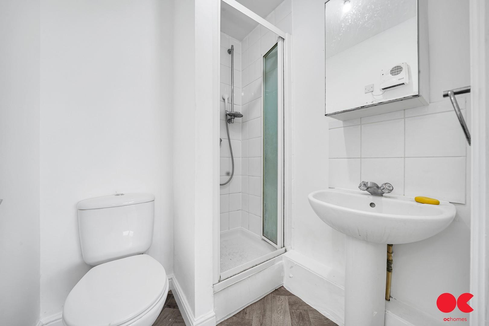 2 bed flat to rent in Eastern Avenue, Gants Hill  - Property Image 11