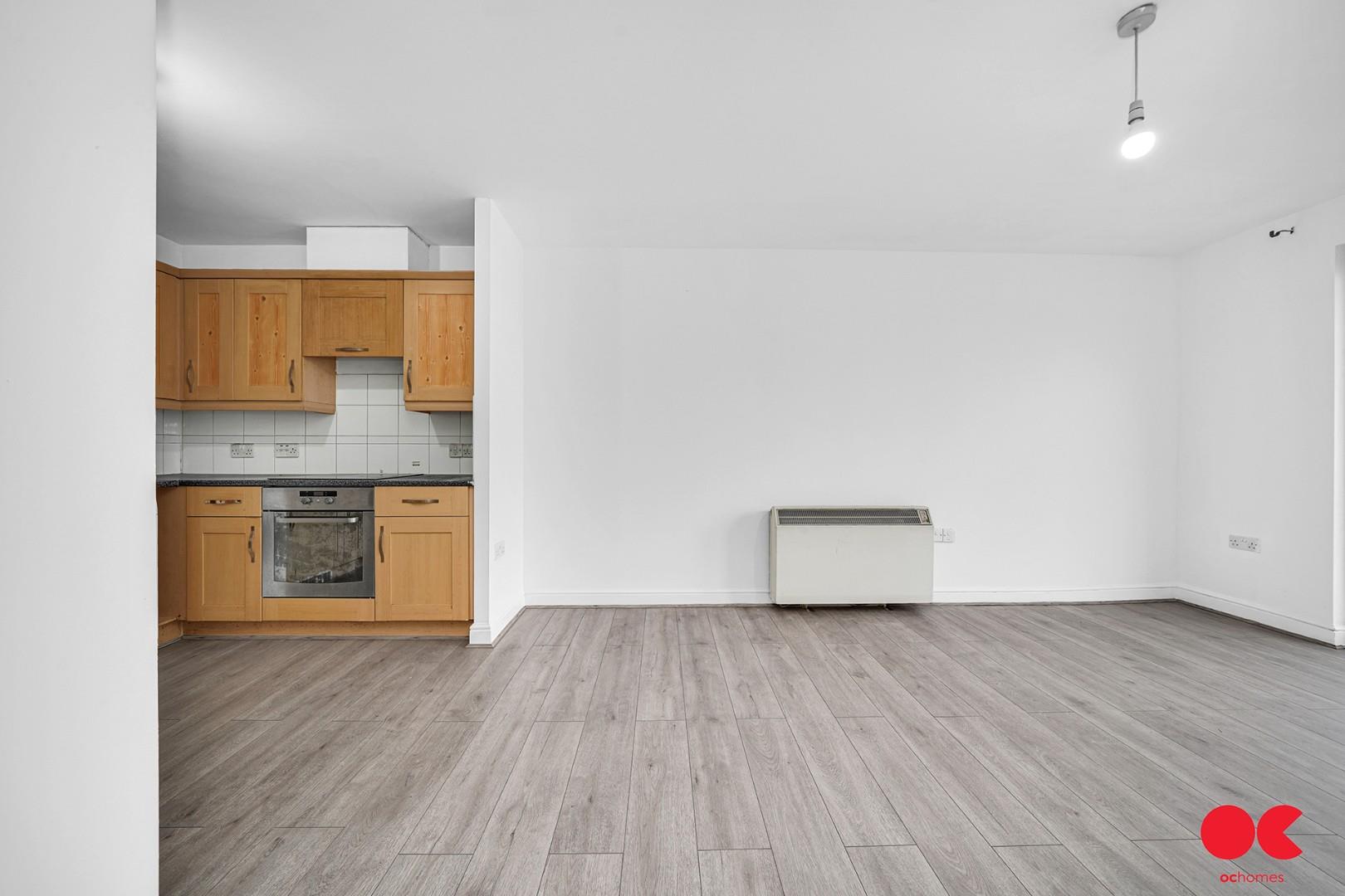 2 bed flat to rent in Eastern Avenue, Gants Hill  - Property Image 2