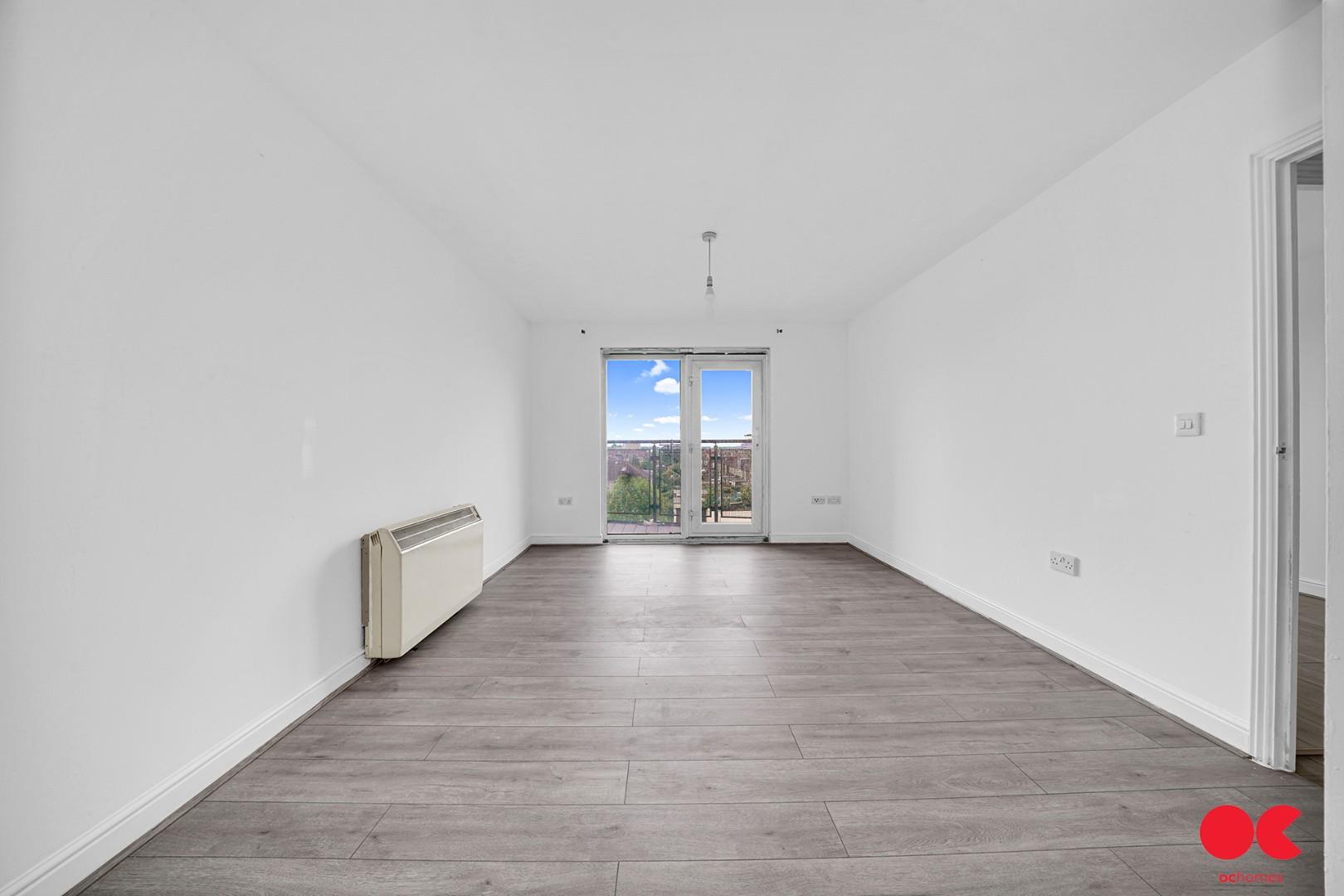 2 bed flat to rent in Eastern Avenue, Gants Hill, IG2