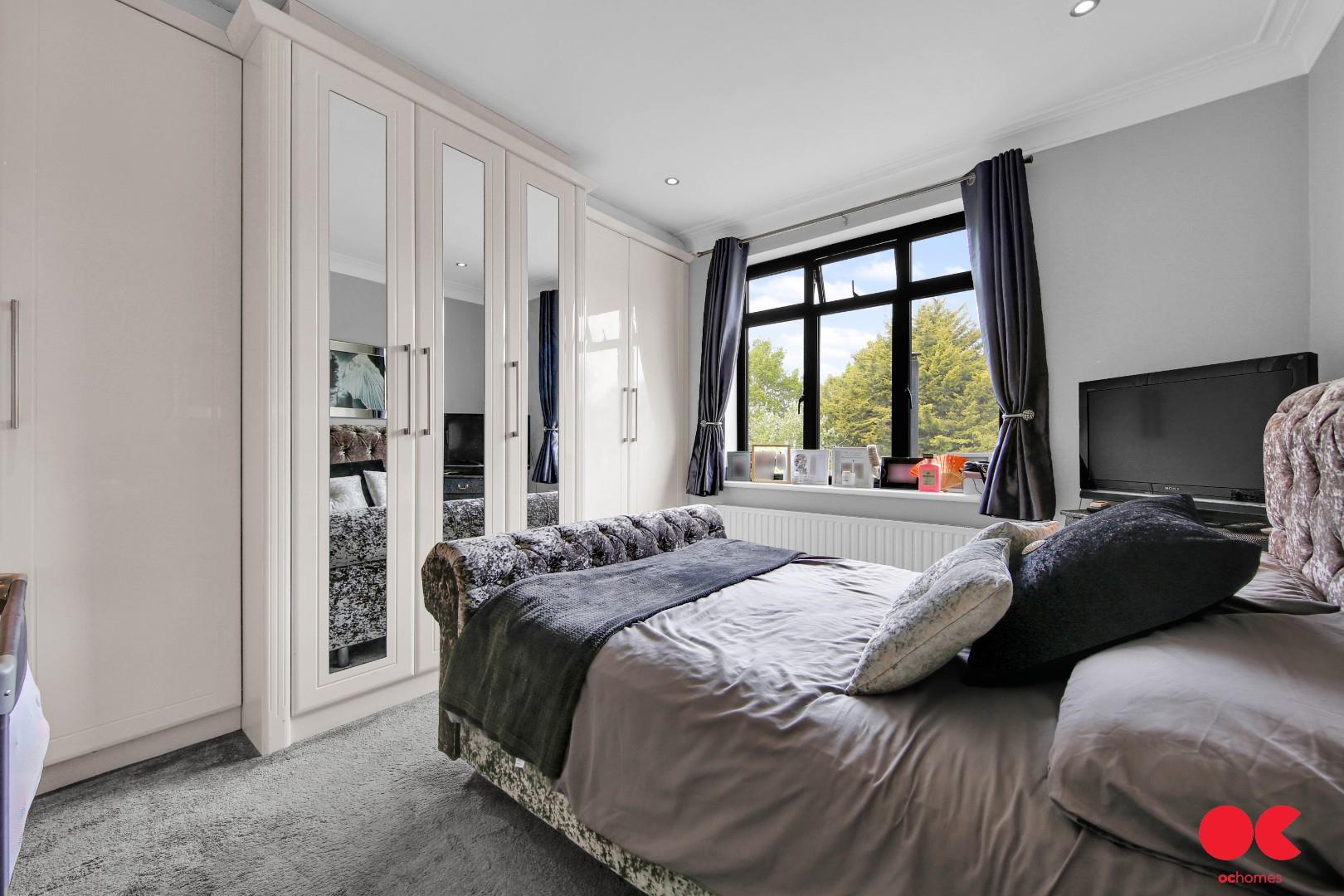 4 bed semi-detached house for sale in Fairholme Avenue, Gidea Park  - Property Image 9