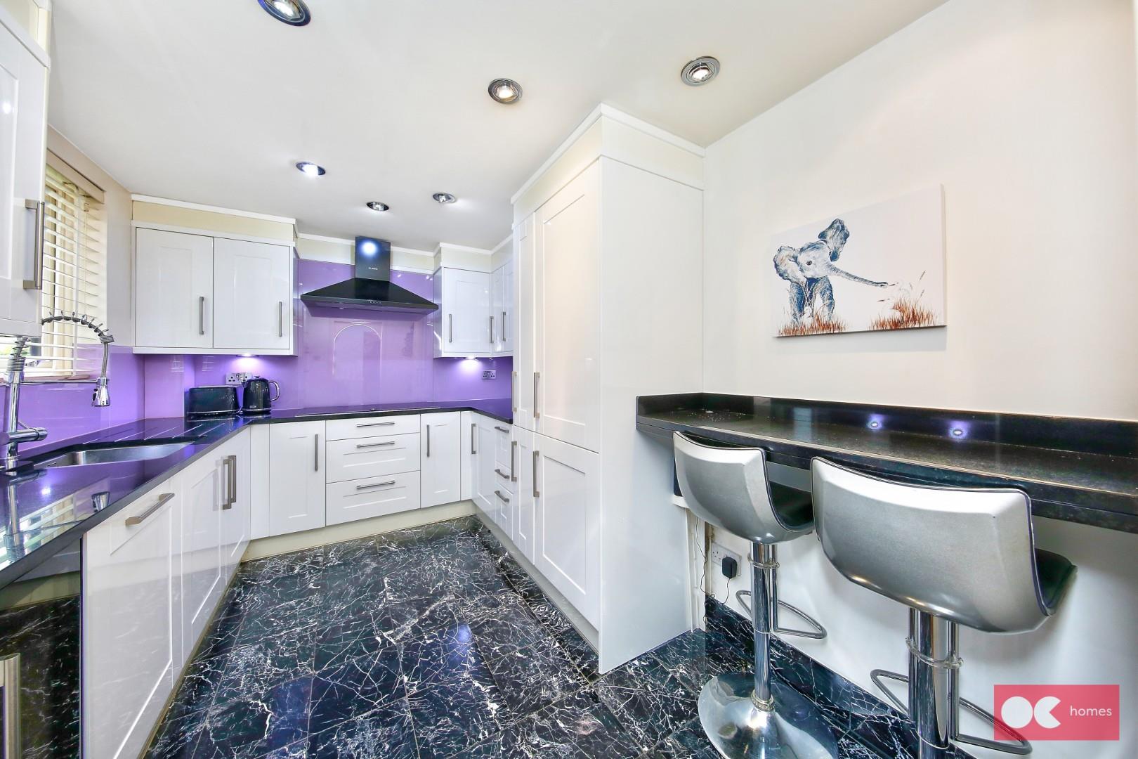 2 bed flat to rent in Parkstone Avenue, Hornchurch, RM11
