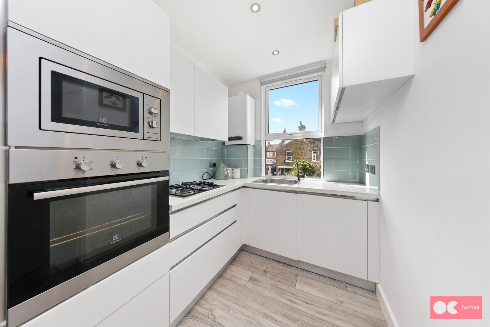 3 bed flat to rent in Murchison Road, London  - Property Image 2