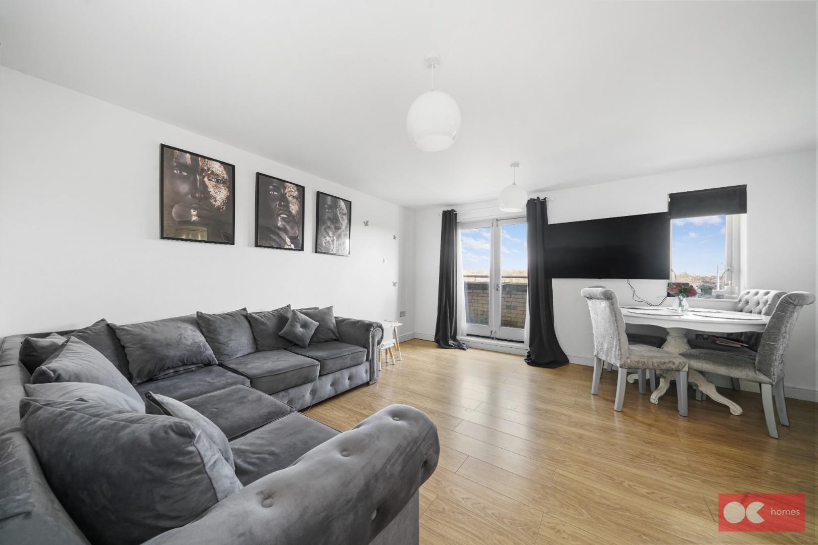 2 bed flat for sale in Hogg Lane, Grays