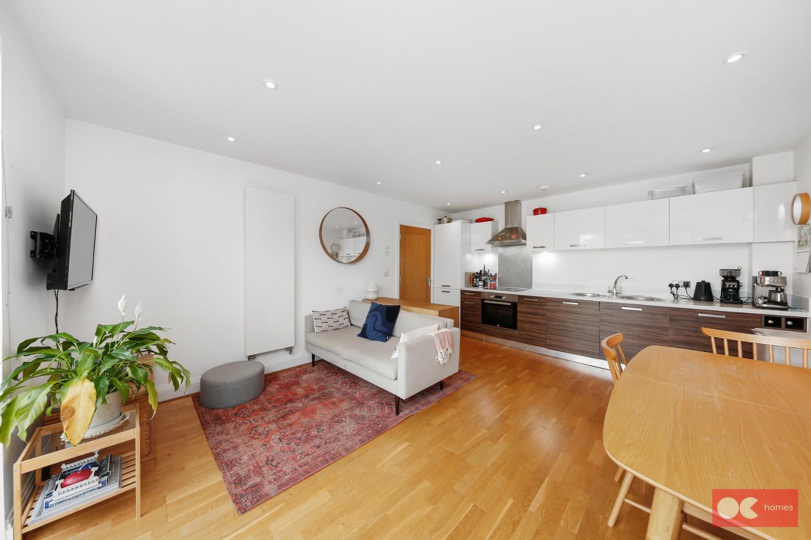 2 bed flat for sale in Lea Bridge Road, Hackney  - Property Image 3
