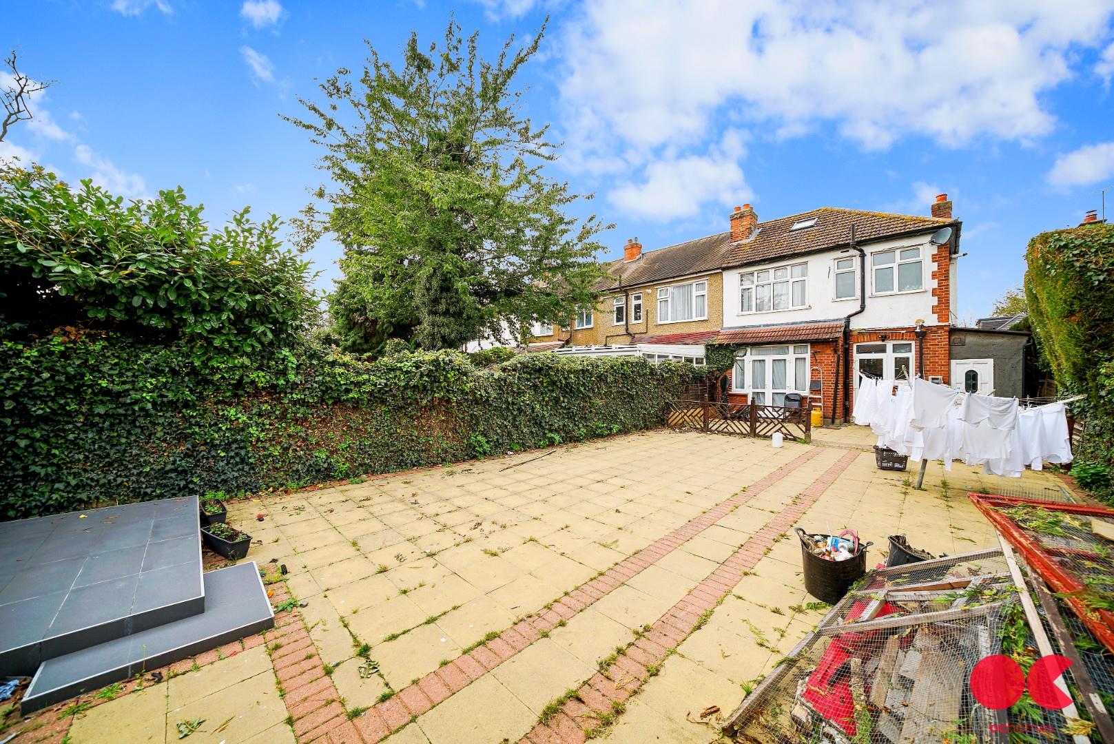 3 bed end of terrace house for sale in Spearpoint Gardens, Ilford  - Property Image 11