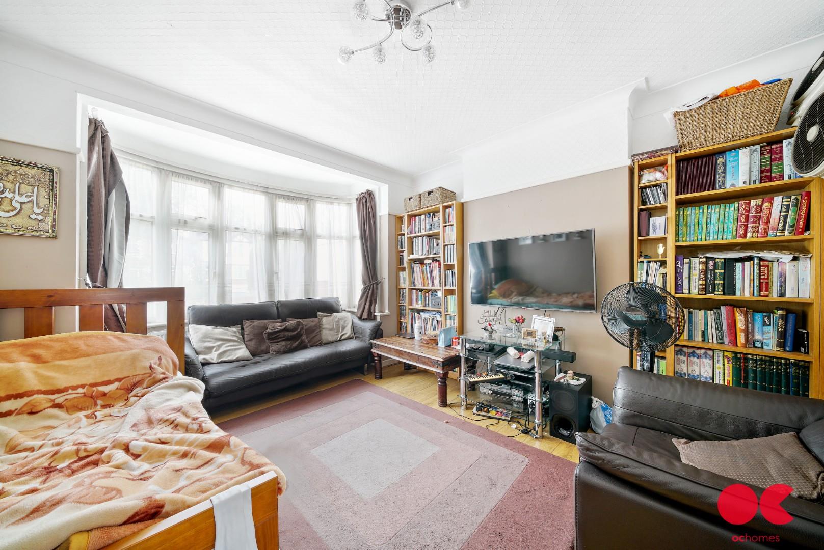 3 bed end of terrace house for sale in Spearpoint Gardens, Ilford  - Property Image 2