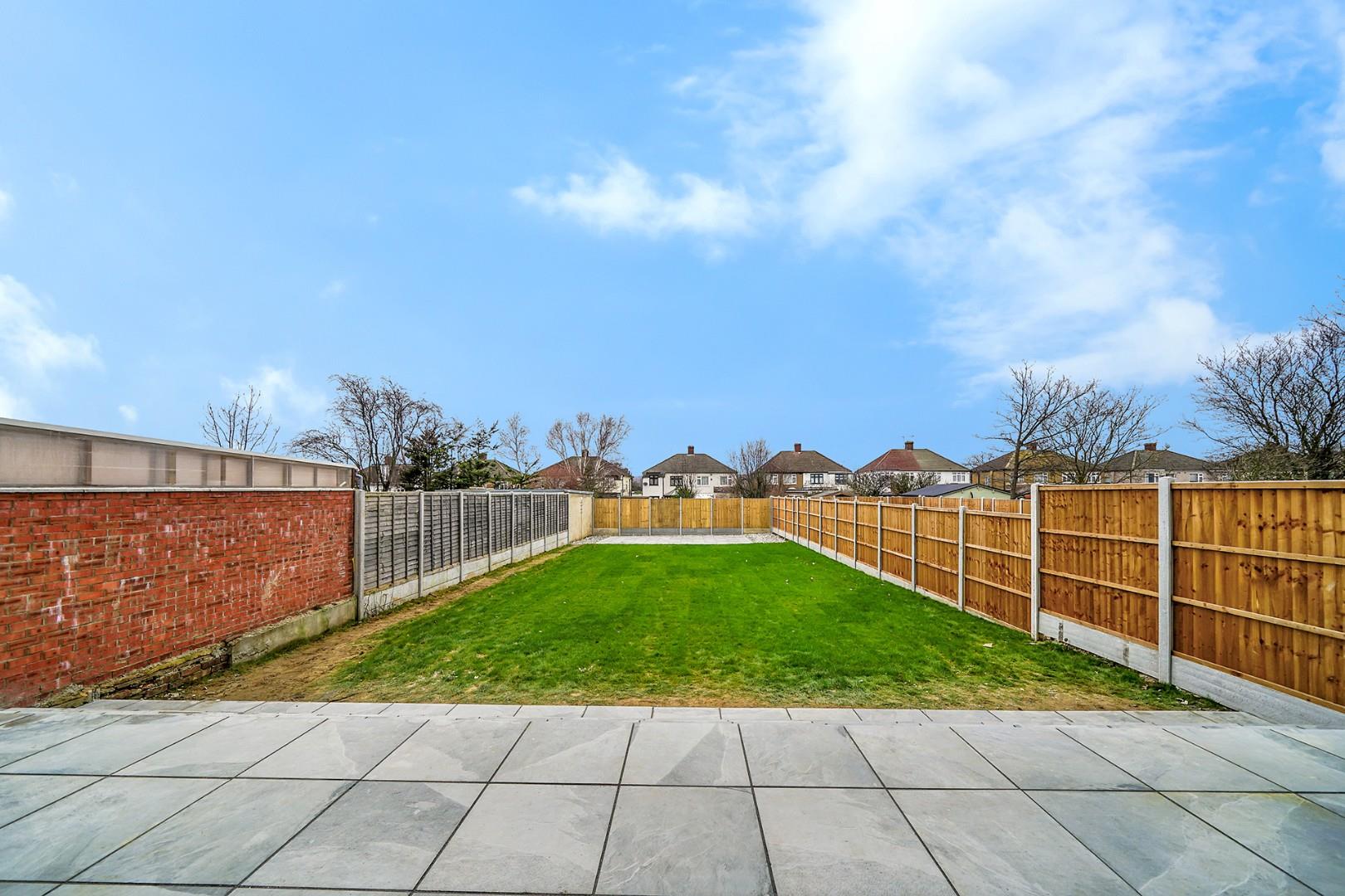 5 bed semi-detached house for sale in Pettits Boulevard, Romford  - Property Image 3