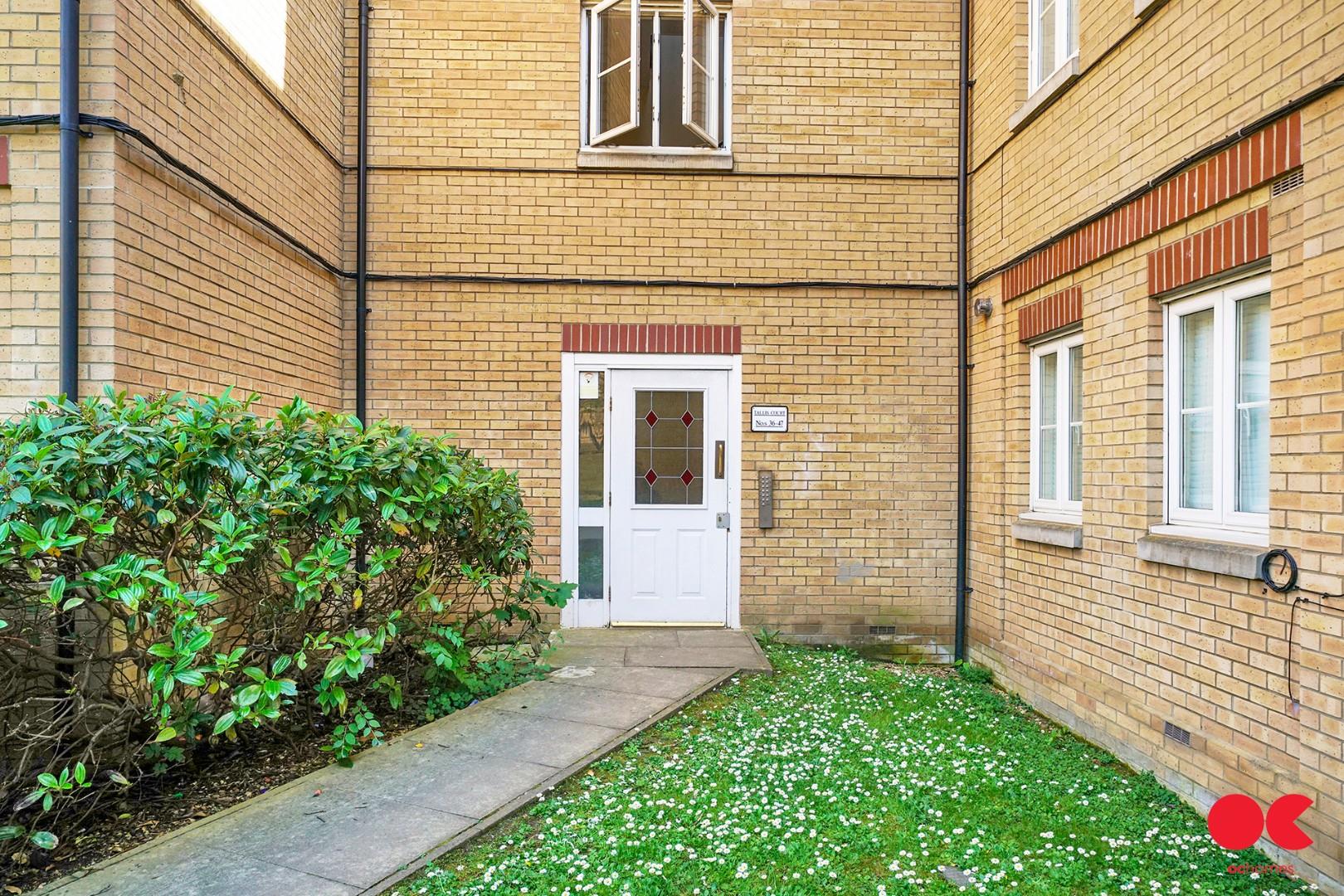 2 bed flat for sale in Kidman Close, Gidea Park  - Property Image 16