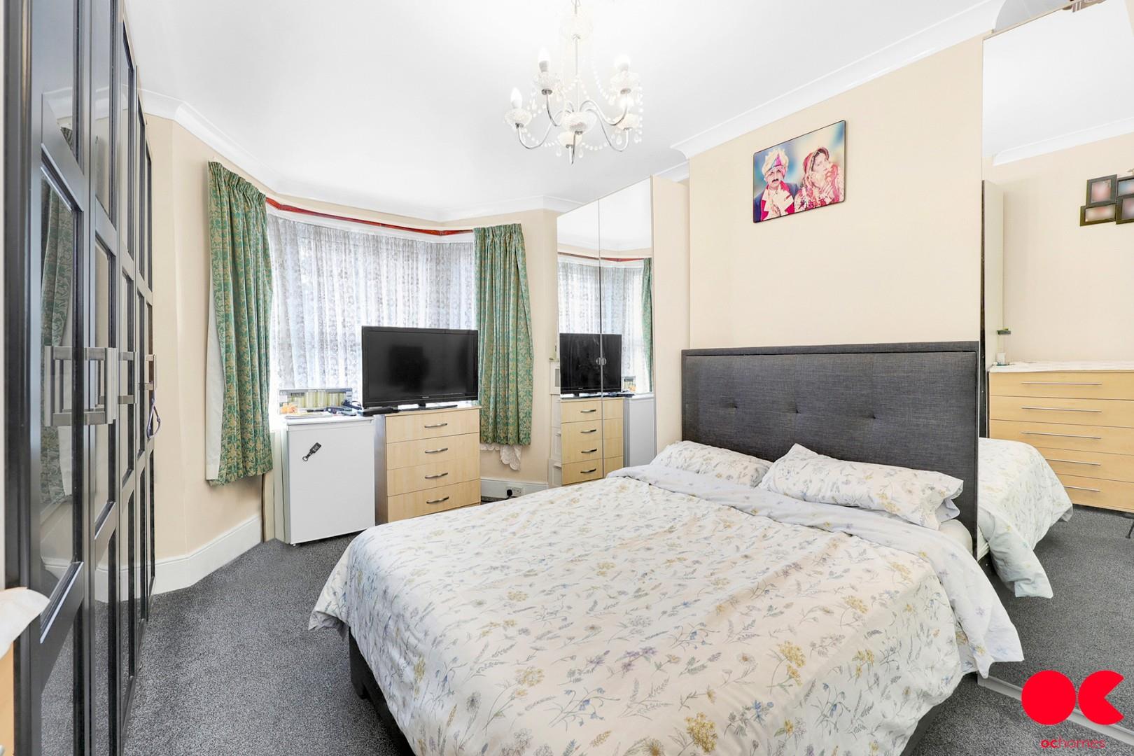 4 bed terraced house for sale in Norfolk Road, Seven Kings  - Property Image 4