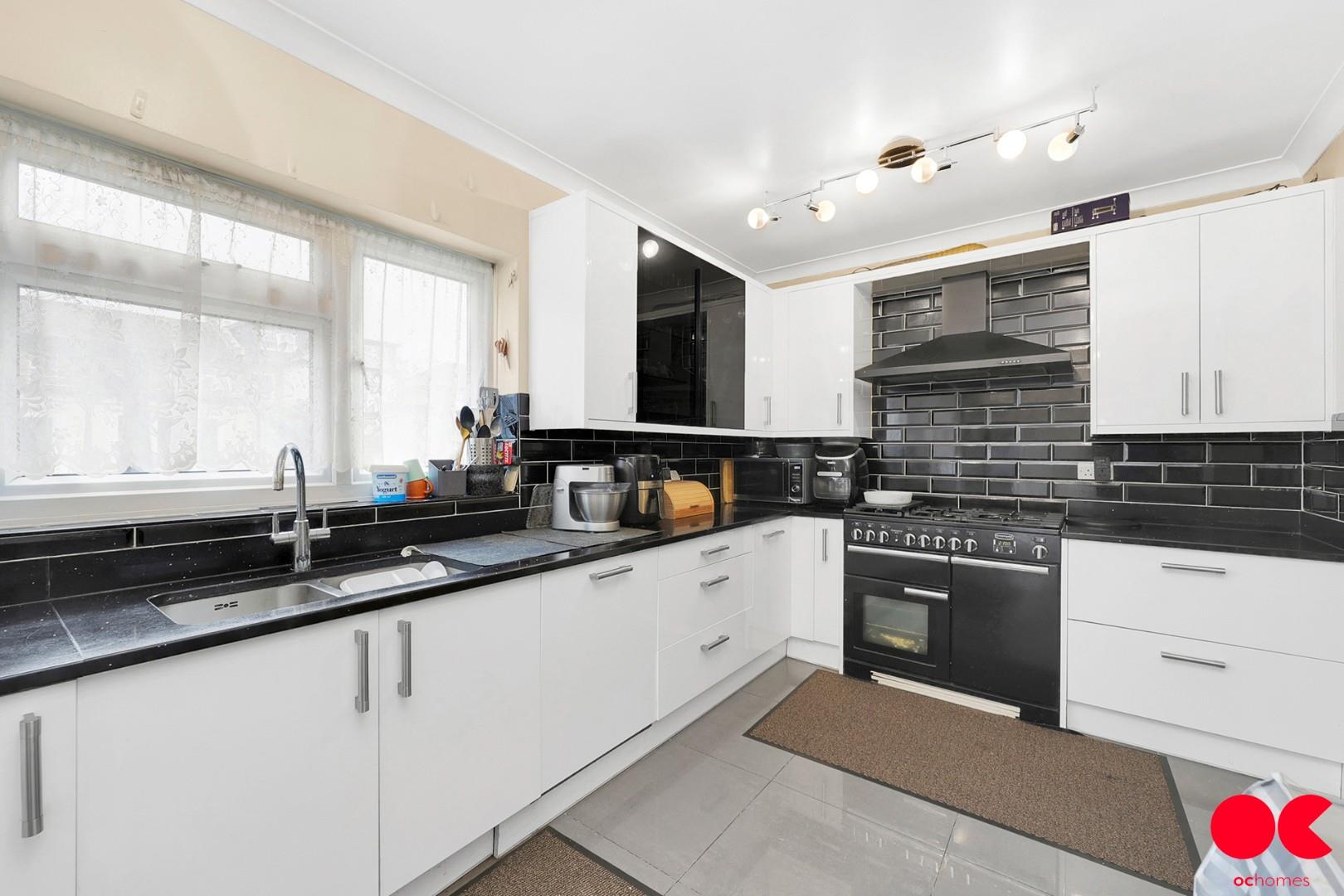 4 bed terraced house for sale in Norfolk Road, Seven Kings  - Property Image 3
