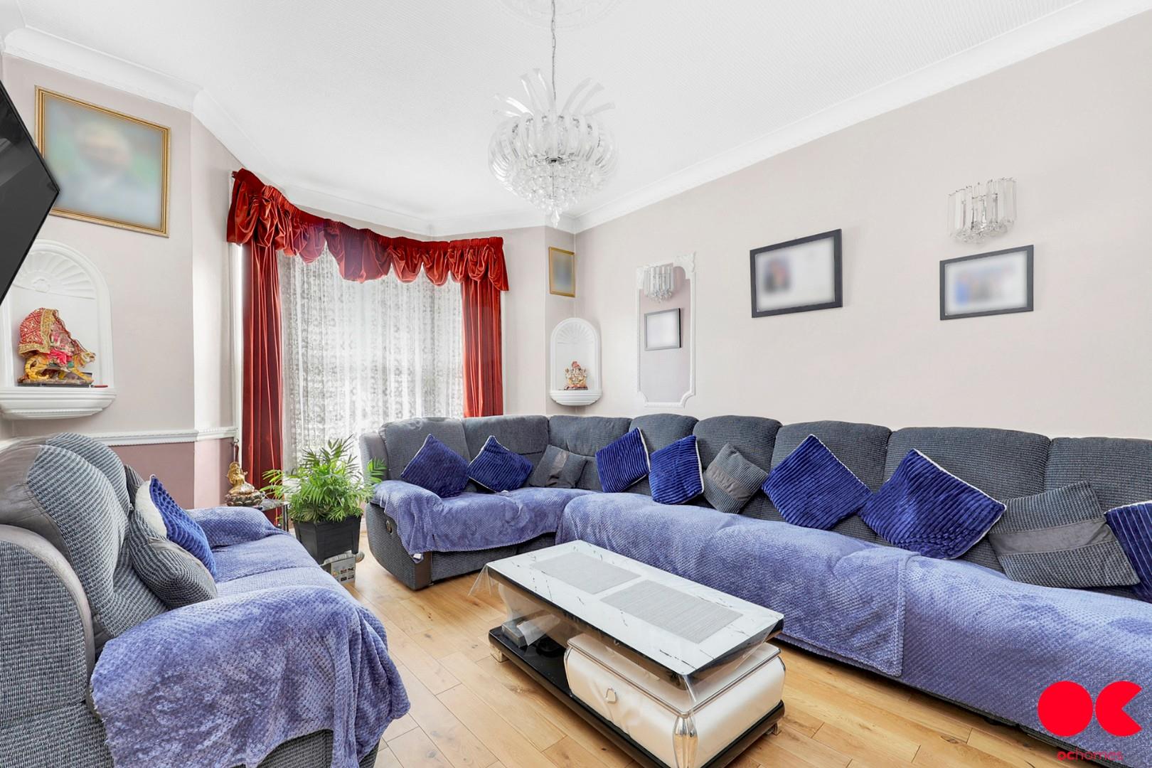 4 bed terraced house for sale in Norfolk Road, Seven Kings  - Property Image 2