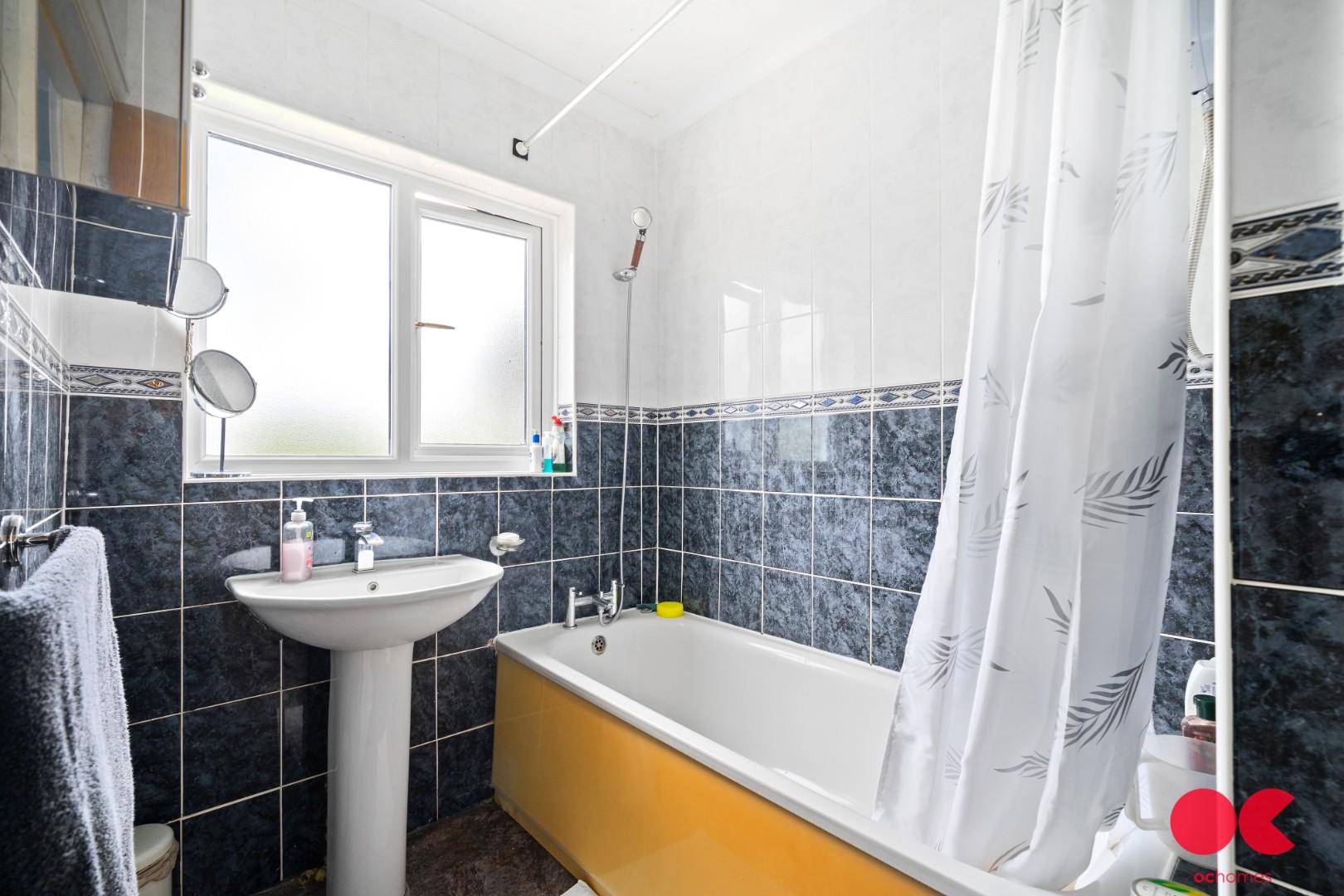 5 bed end of terrace house for sale in Westrow Drive, Barking  - Property Image 16