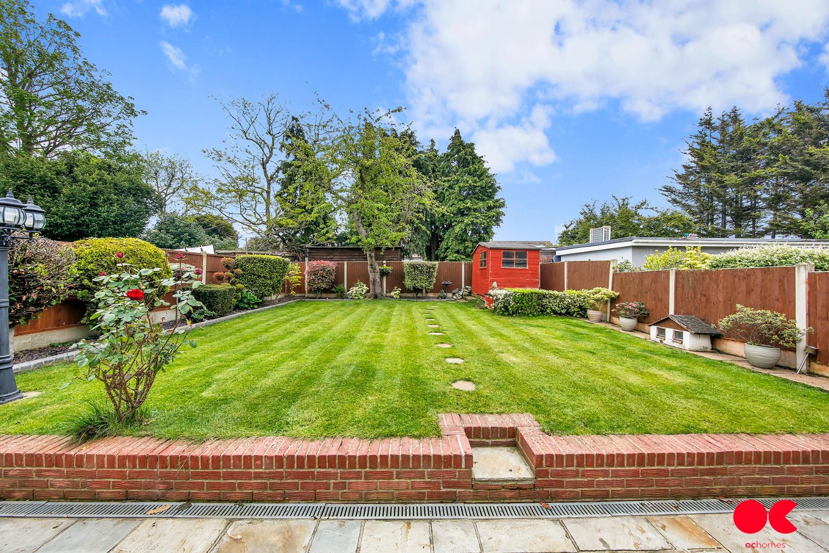 5 bed semi-detached bungalow for sale in Brownlea Gardens, Seven Kings  - Property Image 3