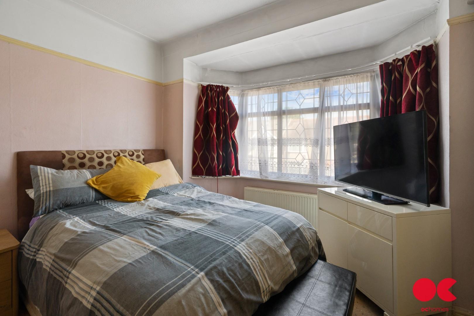 3 bed terraced house for sale in Martley Drive, Gants Hill  - Property Image 6