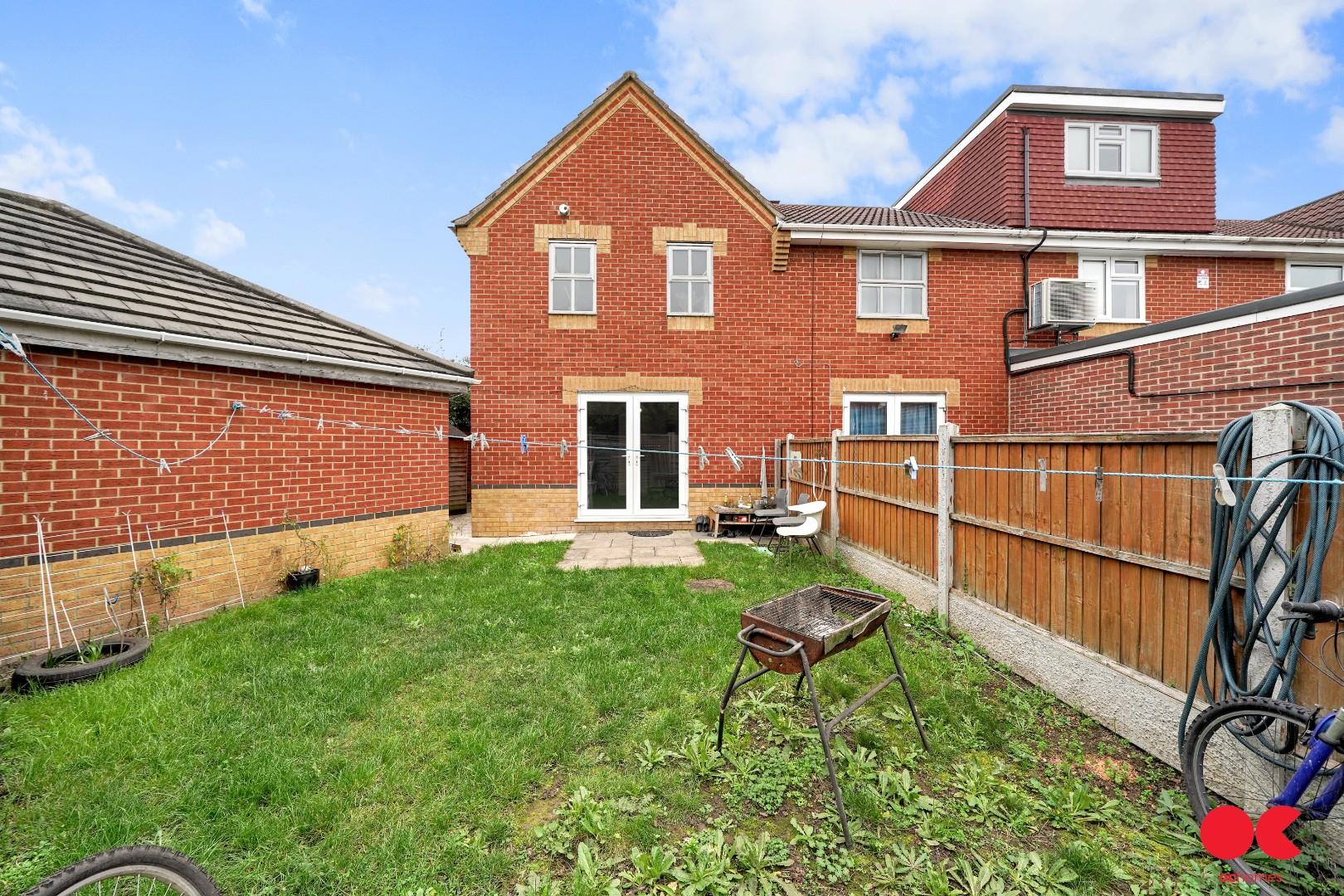 3 bed end of terrace house for sale in Dahlia Gardens, Ilford  - Property Image 15