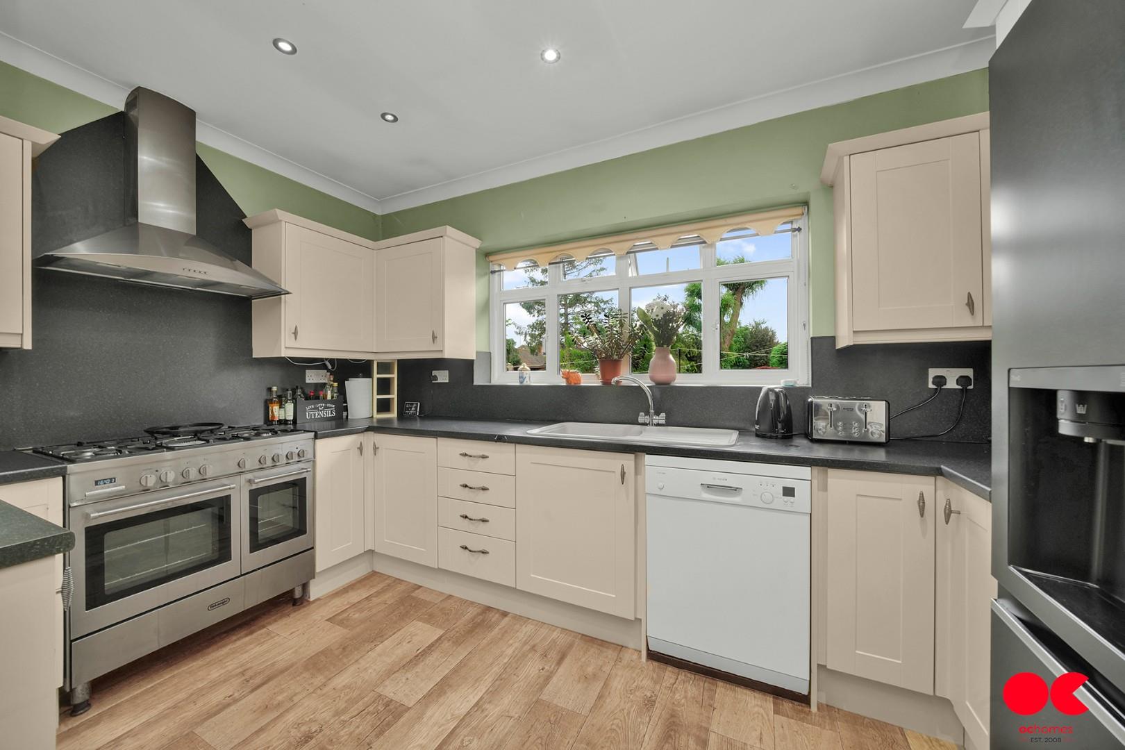 4 bed detached house for sale in Heath Drive, Gidea Park  - Property Image 3