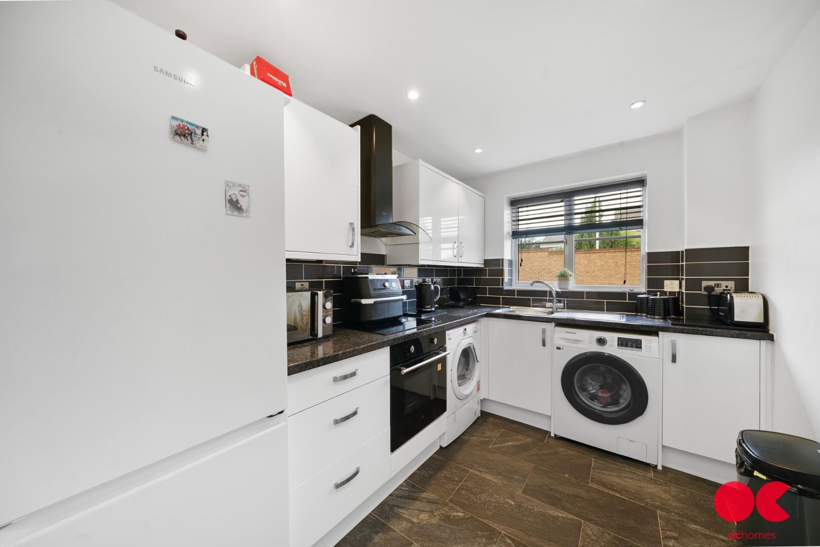 2 bed flat for sale in Bancroft Chase, Hornchurch  - Property Image 3