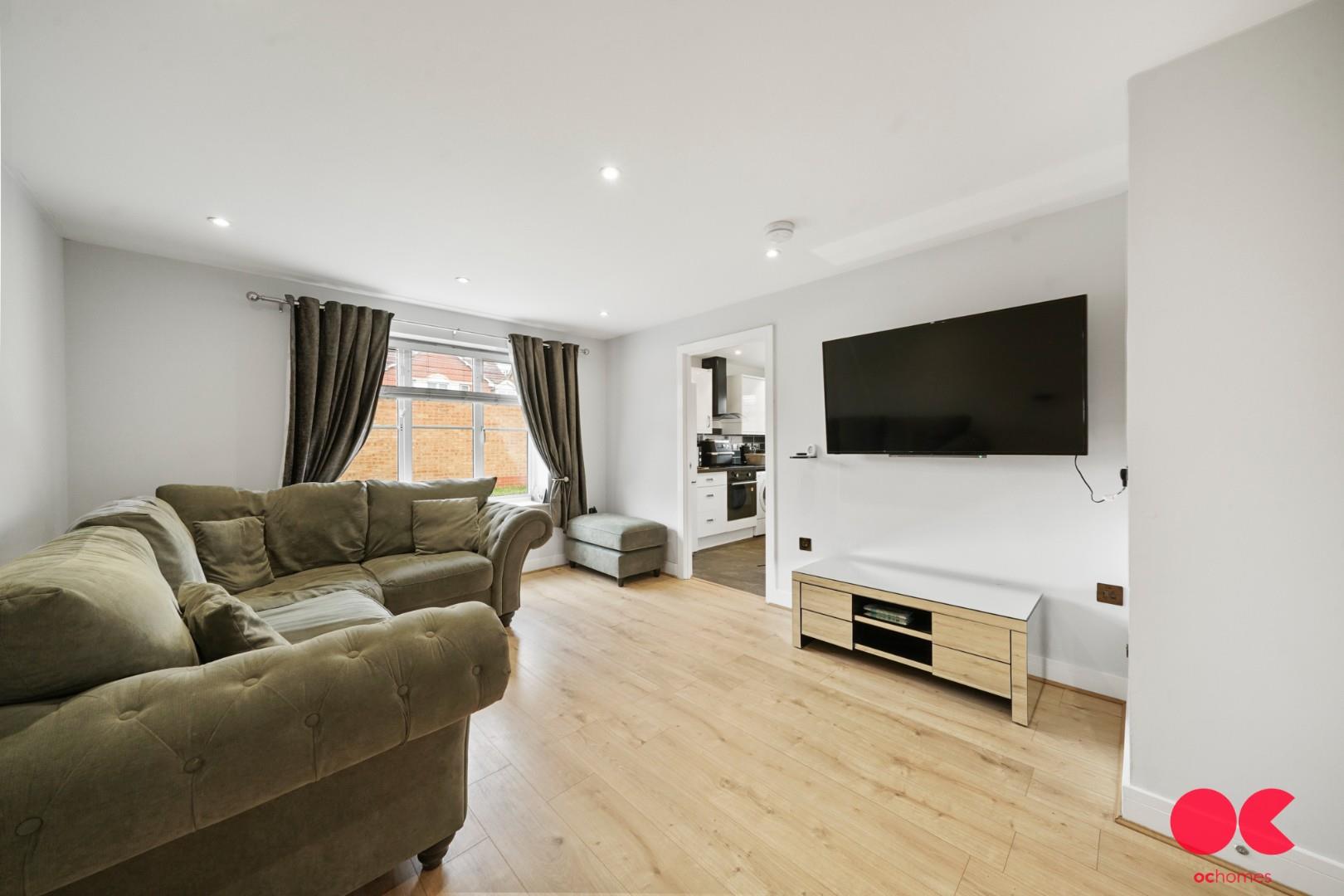 2 bed flat for sale in Bancroft Chase, Hornchurch  - Property Image 2