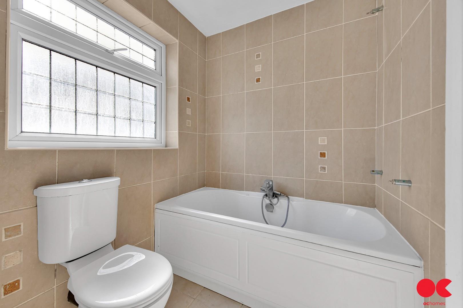 4 bed detached house for sale in Parkland Avenue, Romford  - Property Image 10