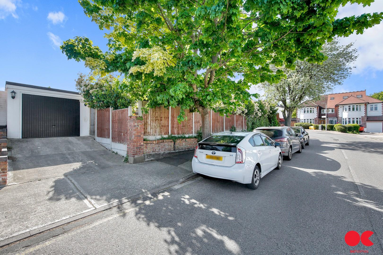 4 bed detached house for sale in Parkland Avenue, Romford  - Property Image 8