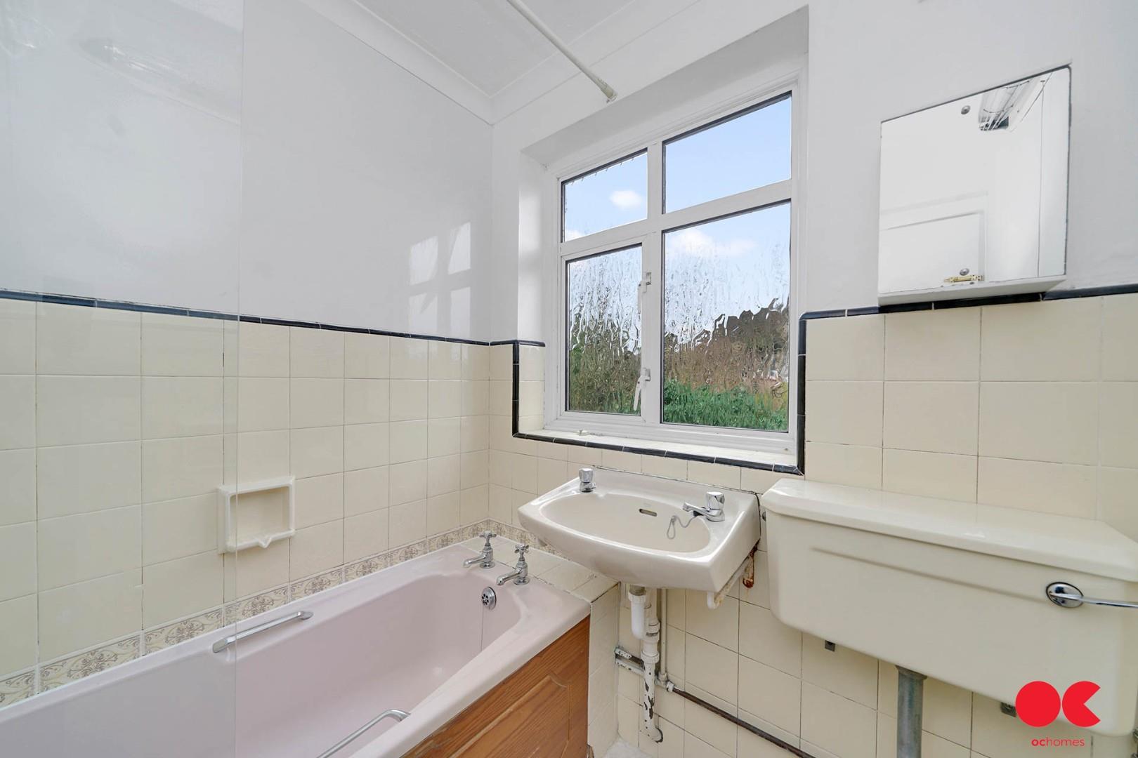 2 bed flat for sale in Station Road, Gidea Park  - Property Image 6