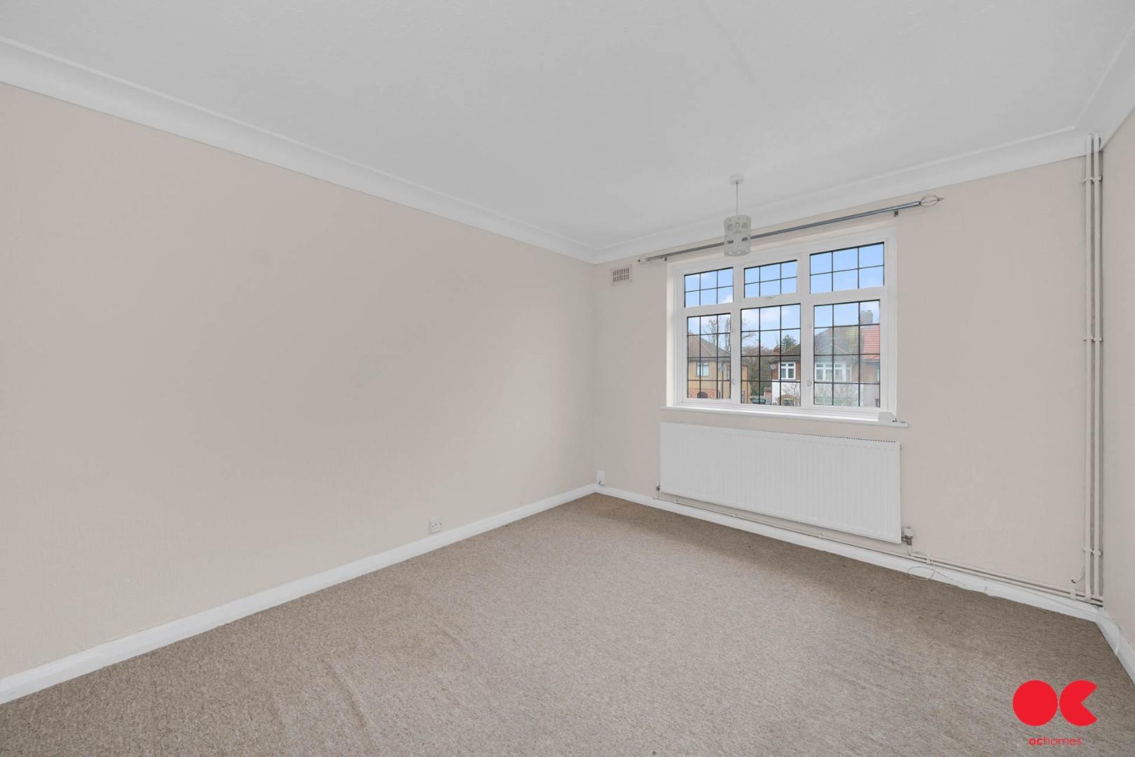 2 bed flat for sale in Station Road, Gidea Park  - Property Image 3