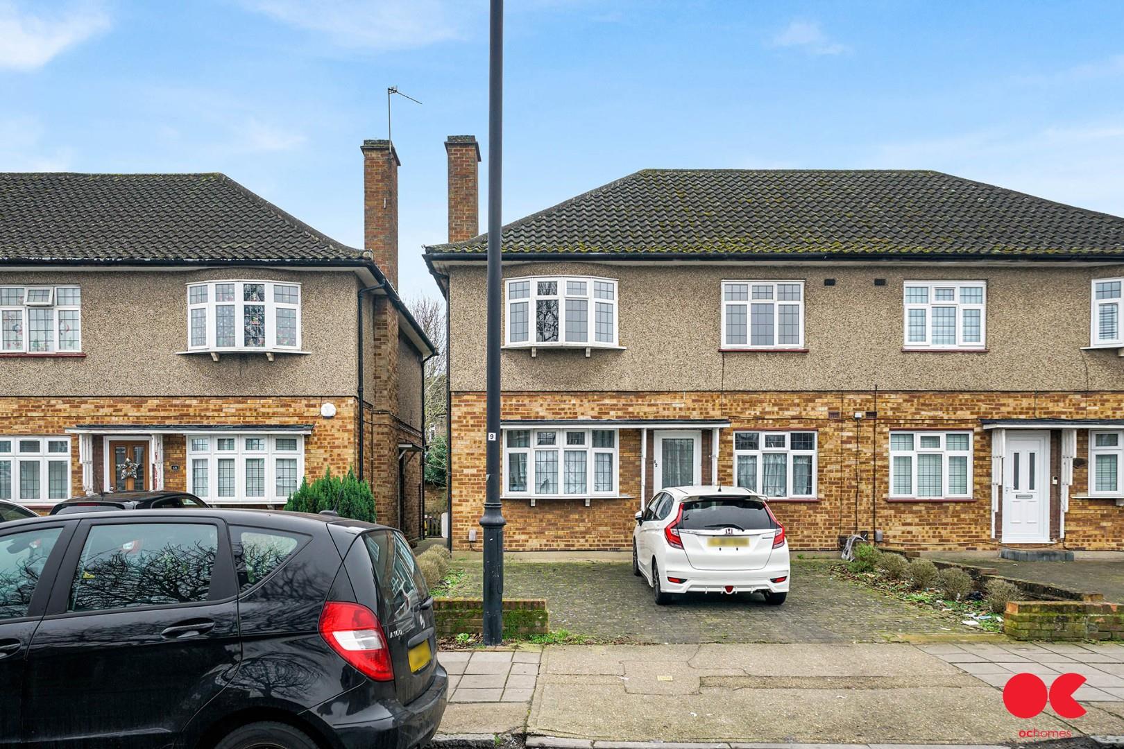 2 bed flat for sale in Station Road, Gidea Park  - Property Image 1