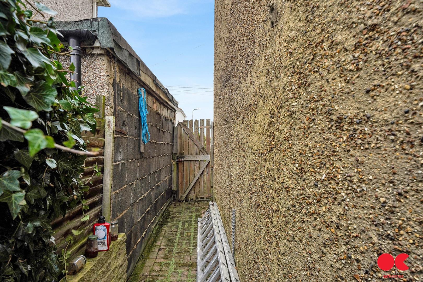 3 bed end of terrace house for sale in Laburnum Avenue, Hornchurch  - Property Image 12