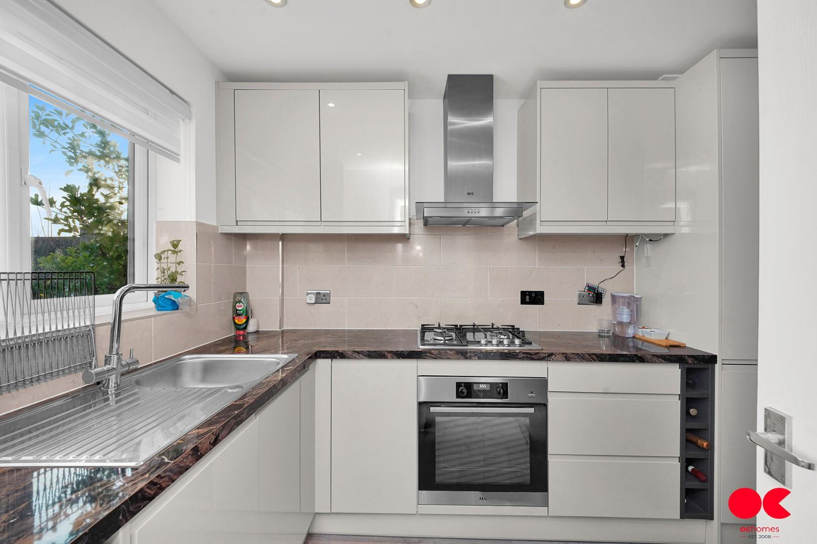 3 bed end of terrace house for sale in Fryerns Terrace, Basildon  - Property Image 3