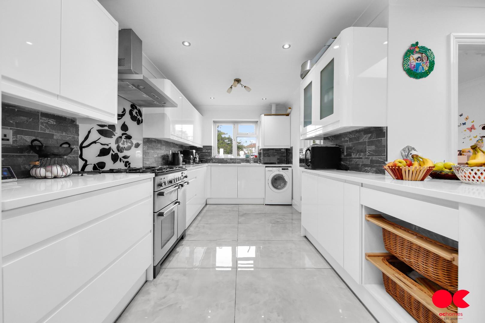 3 bed semi-detached house to rent in Montrose Avenue, Gidea Park, Essex  - Property Image 11