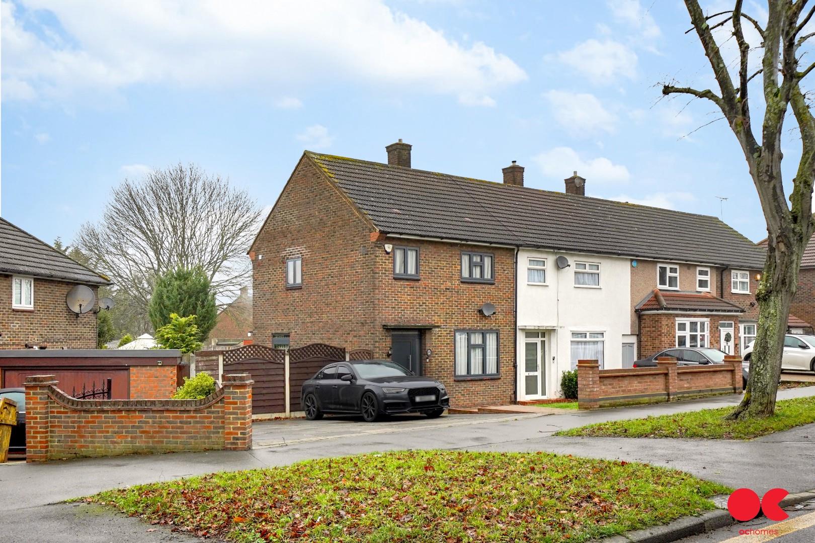 2 bed end of terrace house for sale in Faringdon Avenue, Romford  - Property Image 1