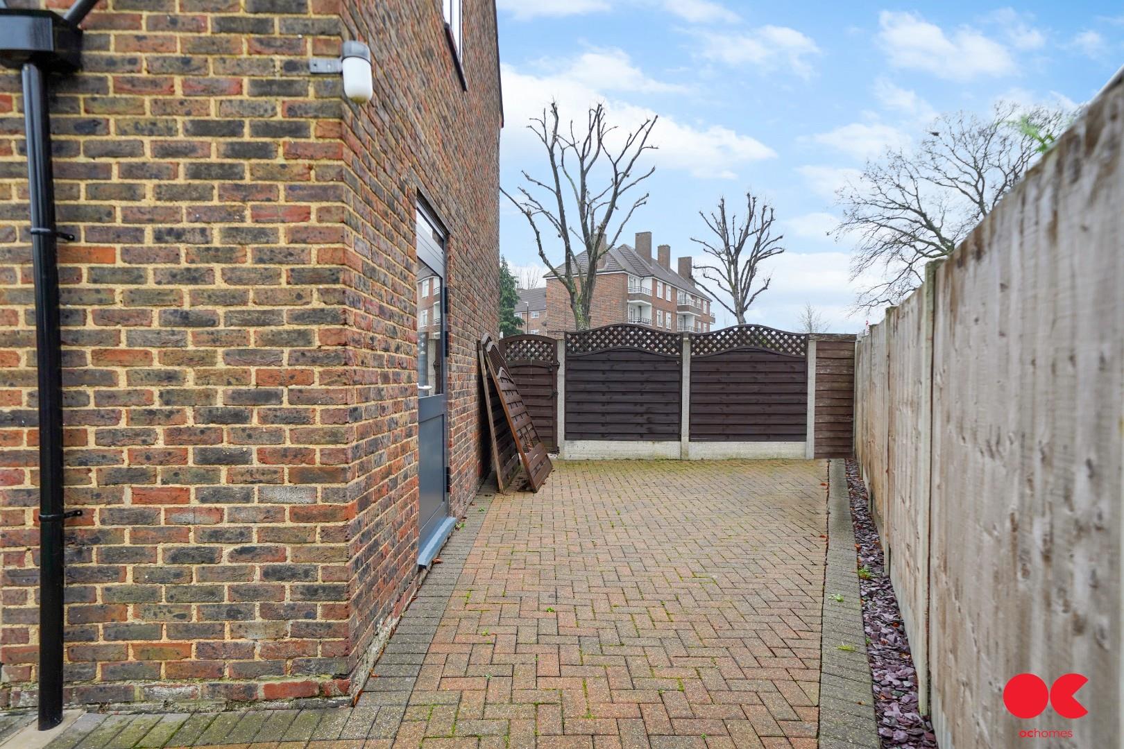 2 bed end of terrace house for sale in Faringdon Avenue, Romford  - Property Image 11