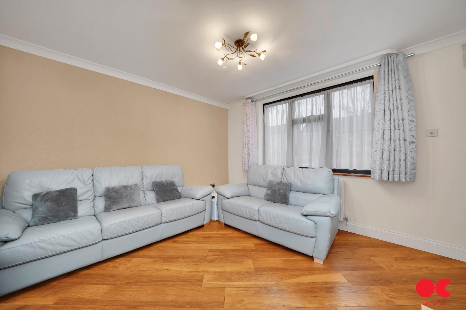 2 bed end of terrace house for sale in Faringdon Avenue, Romford  - Property Image 2