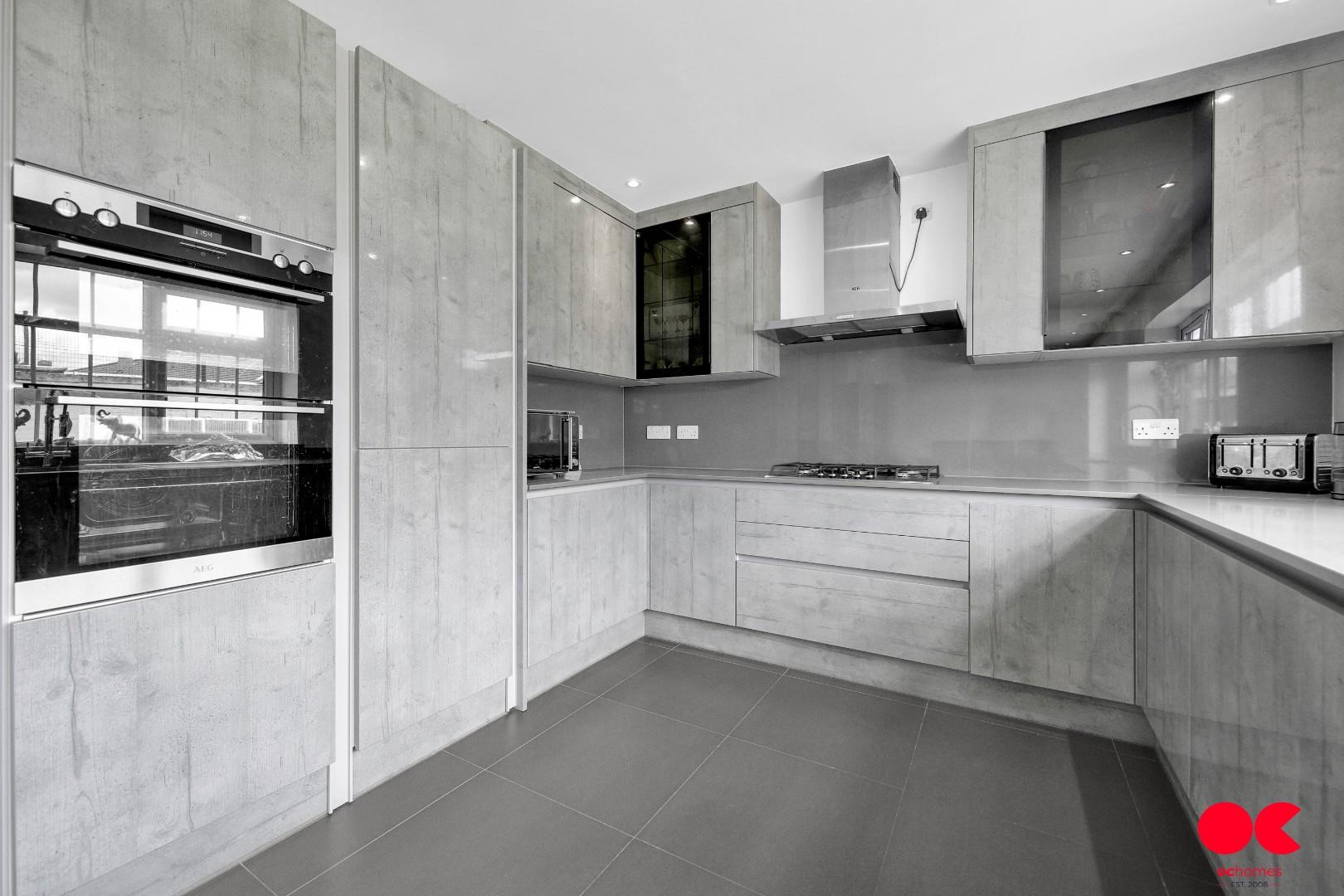 3 bed end of terrace house for sale in Amesbury Road, Dagenham  - Property Image 2