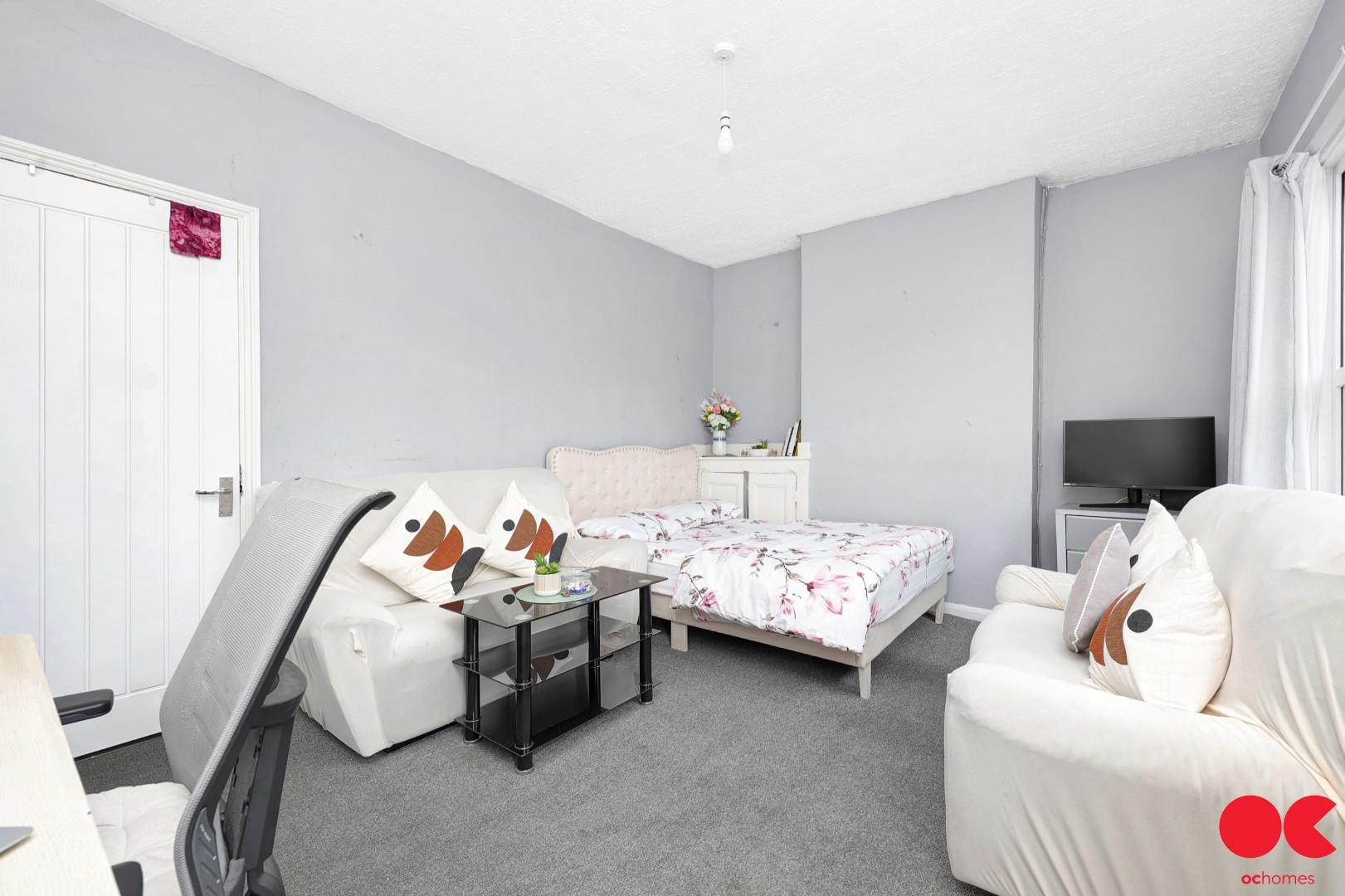 2 bed flat for sale in Hughenden Terrace, Leyton  - Property Image 2