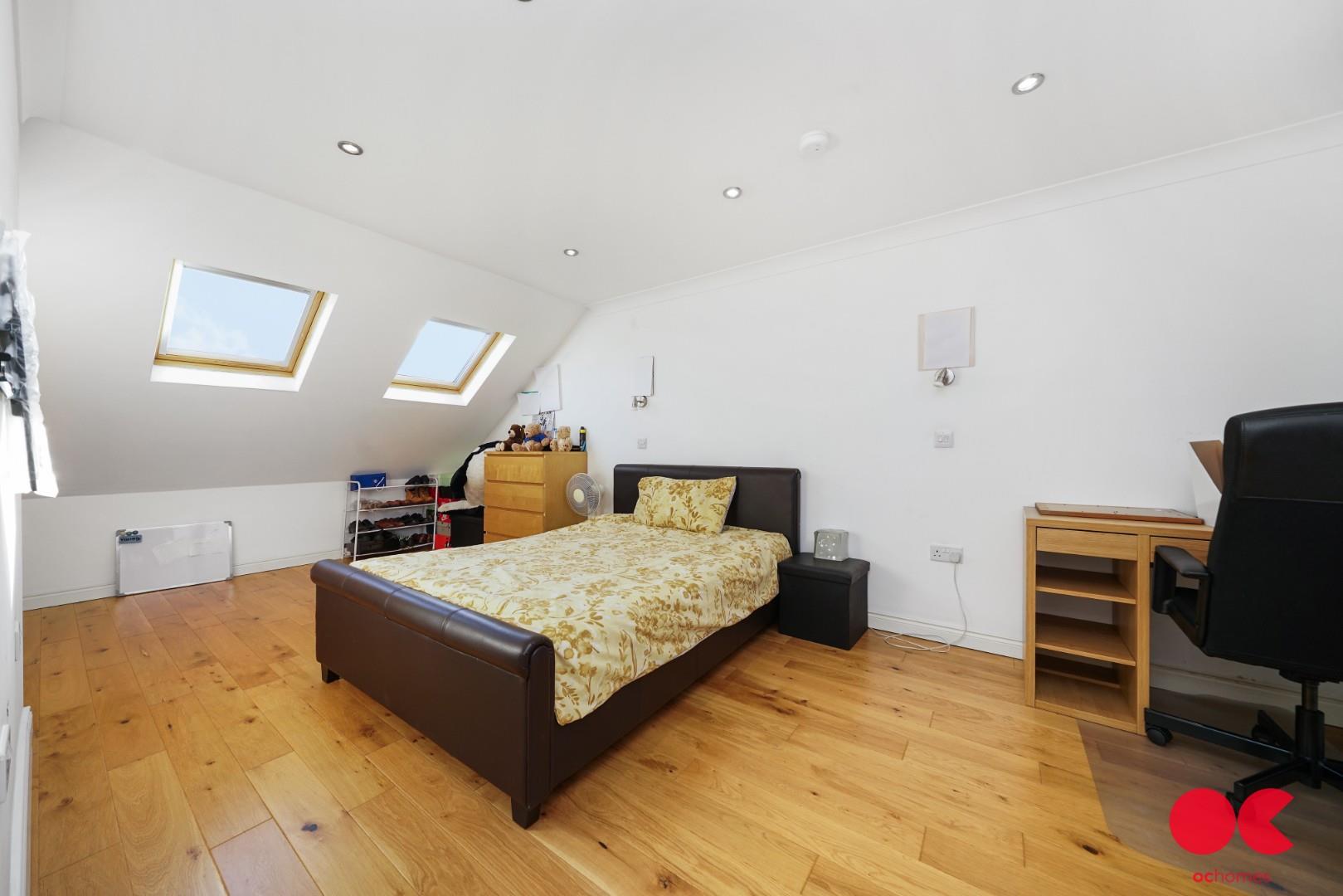 4 bed semi-detached house for sale in Western Avenue, Gidea Park  - Property Image 10