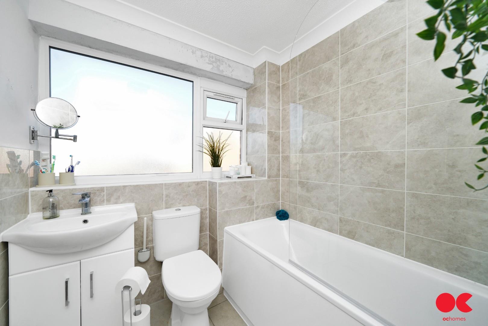 4 bed semi-detached house for sale in Essex Gardens, Hornchurch  - Property Image 4