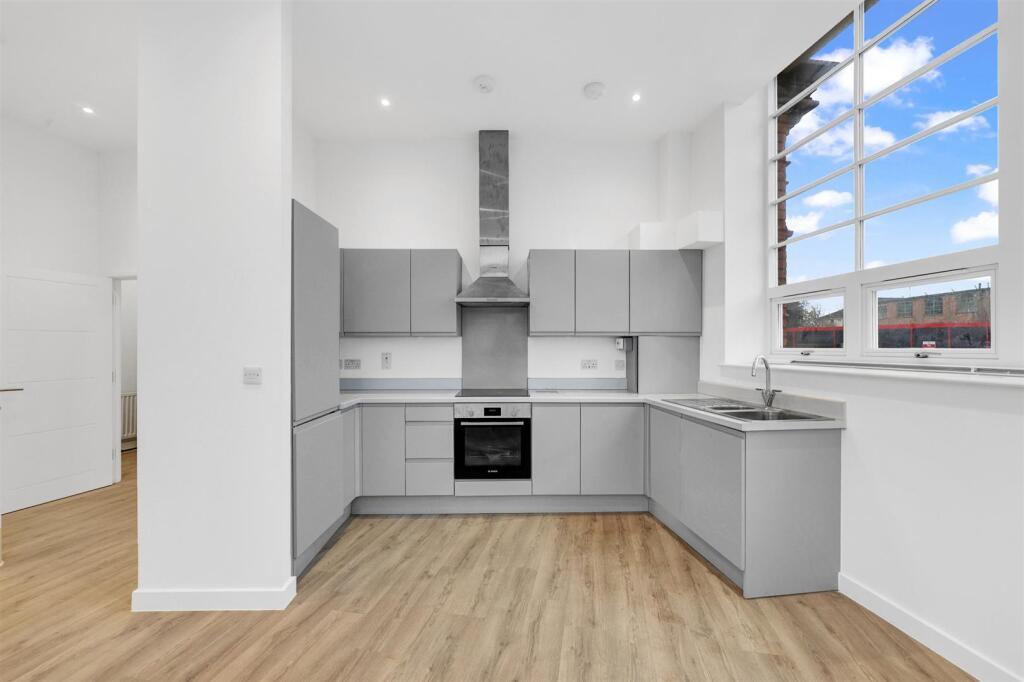 2 bed flat to rent in Spring Gardens, Romford  - Property Image 3