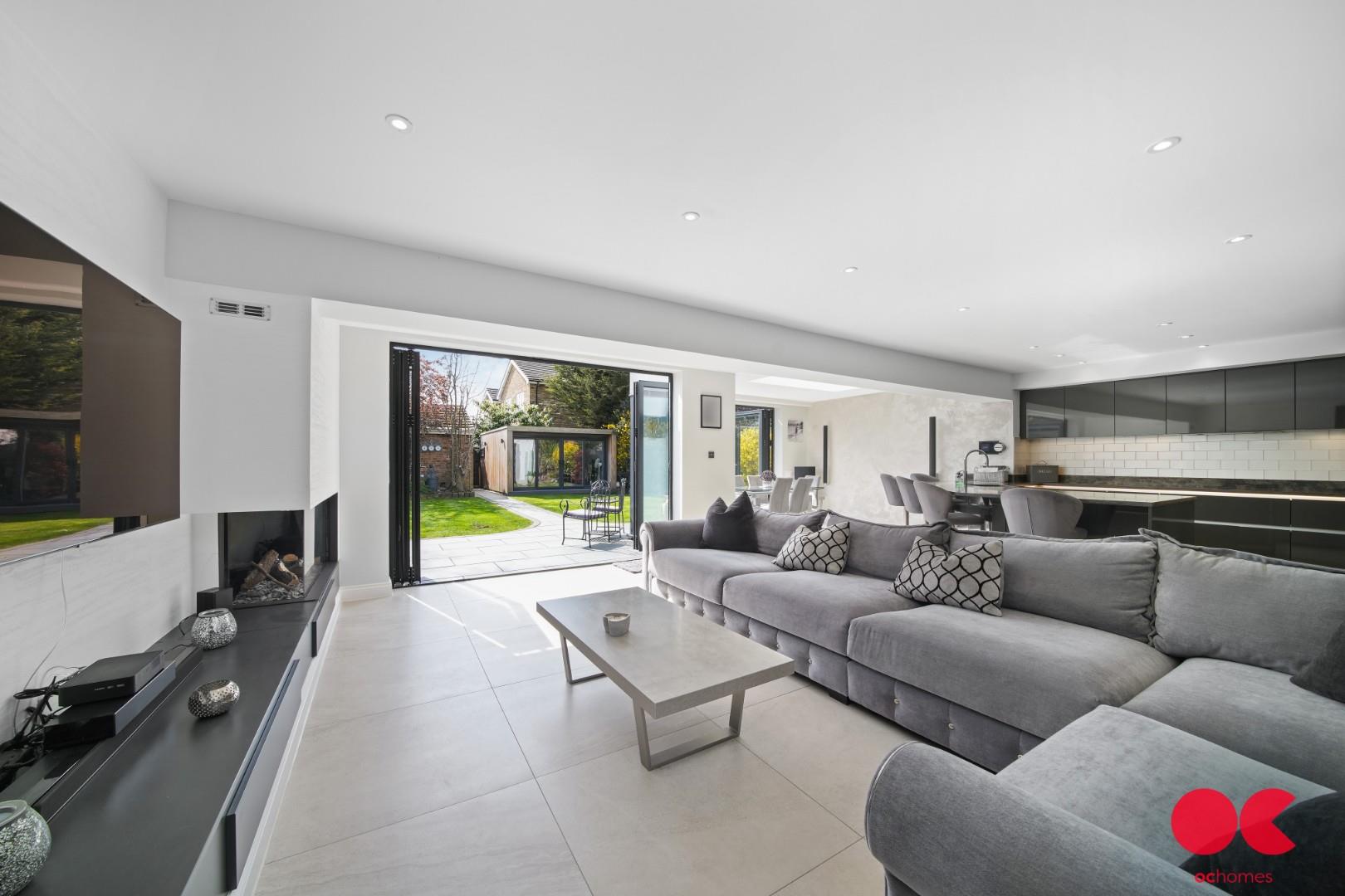 5 bed detached house for sale in Herbert Road, Hornchurch  - Property Image 3