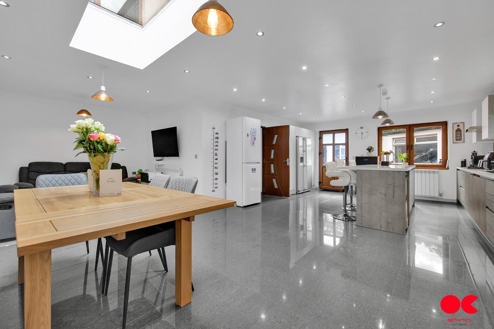 4 bed semi-detached house for sale in Homestead Road, Dagenham  - Property Image 4